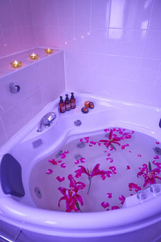 Deep Soaking Bathtub